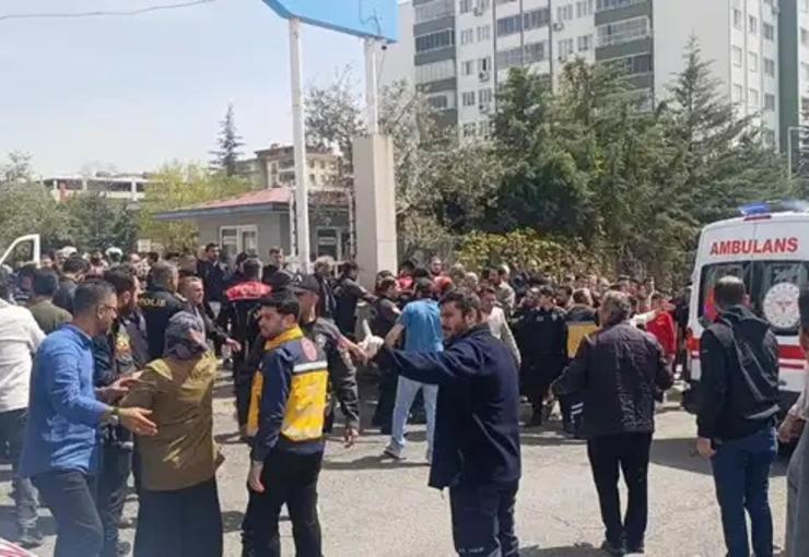 Kahramanmaraş'ta bir okulda silahlı saldırı düzenlendi. Saldırıda ilk belirlemelere göre