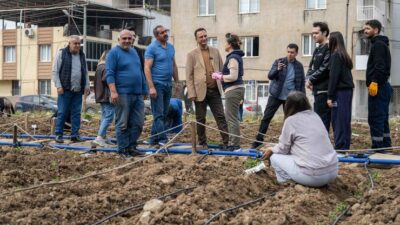 Bornova Belediyesi, Altındağ, Işıkkent, Mevlana ve Pınarbaşı kent bostanlarında yaz