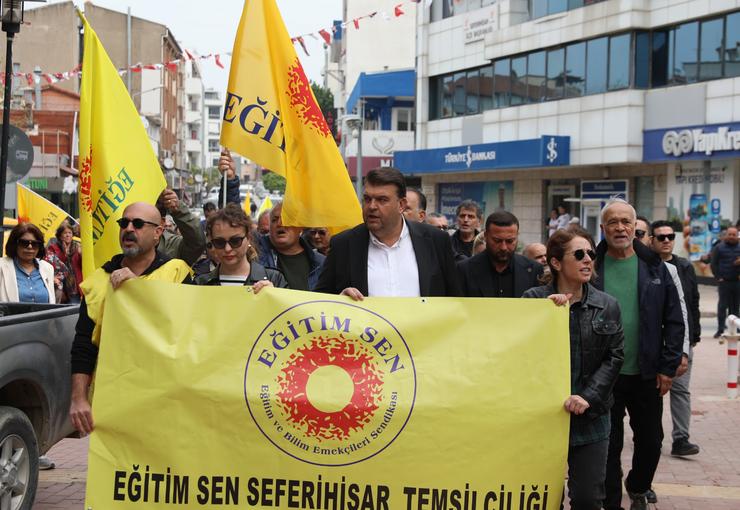 Seferihisar’da eğitim kurumlarında artan şiddet olaylarına karşı öğretmenler ve yurttaşlar