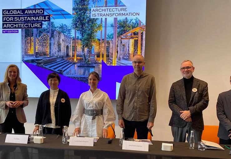 UNESCO himayesinde, Saint-Gobain resmi ortaklığında ve Uluslararası Mimarlar Birliği (UIA)