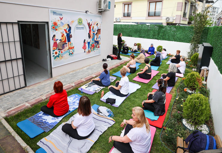 Buca Belediyesi Gülşah Durbay Kadın Danışma Merkezi’nde düzenlenen yoga dersleri
