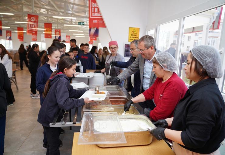 Ayvalık Belediye Başkanı Mesut Ergin’in çok önem verdiği sosyal sorumluluk