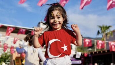 Kemalpaşa Belediyesi’nin 23 Nisan etkinlikleri mahalle mahalle sürerken, bayram günü