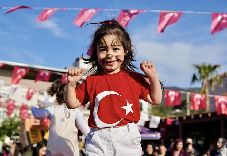 Kemalpaşa Belediyesi’nin 23 Nisan etkinlikleri mahalle mahalle sürerken, bayram günü