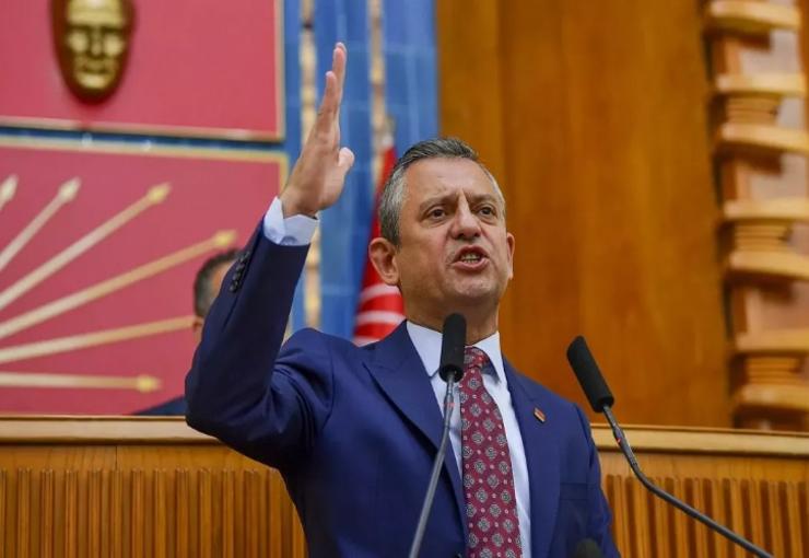 CHP Genel Başkanı Özgür Özel, partisinin grup toplantısında Barselona’da düzenlenen