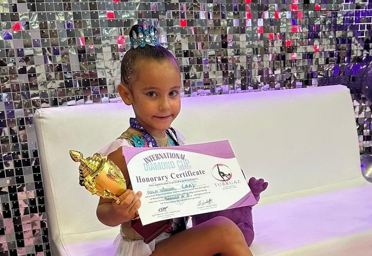 Henüz 5 yaşında olmasına rağmen kazandığı madalya ve kupalarla dikkat