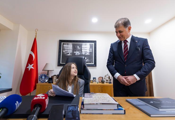 İzmir Büyükşehir Belediye Başkanı Dr. Cemil Tugay, 23 Nisan Ulusal