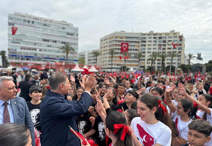 23 Nisan Ulusal Egemenlik ve Çocuk Bayramı nedeniyle İzmir’de Cumhuriyet