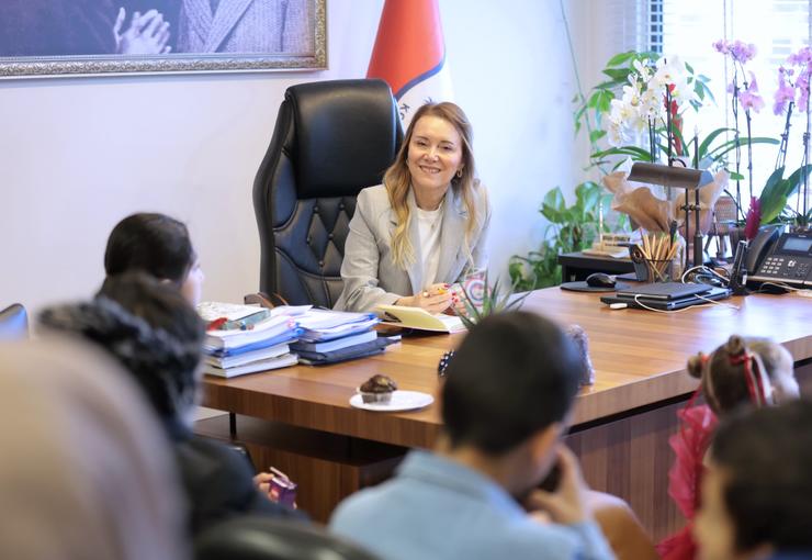 Konak Belediye Başkanı Nilüfer Çınarlı Mutlu, 23 Nisan’da makam koltuğunu