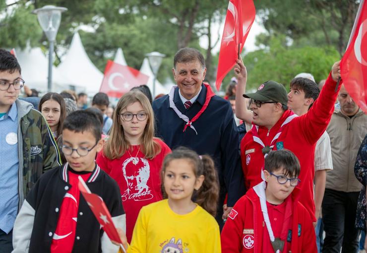 İzmir Büyükşehir Belediye Başkanı Dr. Cemil Tugay, Kültürpark’ta düzenlenen 23