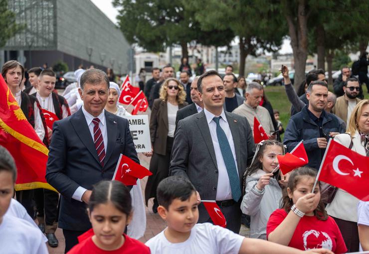 Bornova’da Belediyesi tarafından düzenlenen Geleneksel Uçurtma Şenliği, 23 Nisan’da binlerce