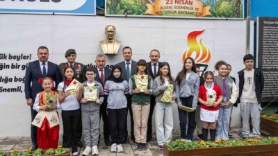 Bornova’da Belediye Başkanı Ömer Eşki, 23 Nisan kutlamalarında makamını temsili