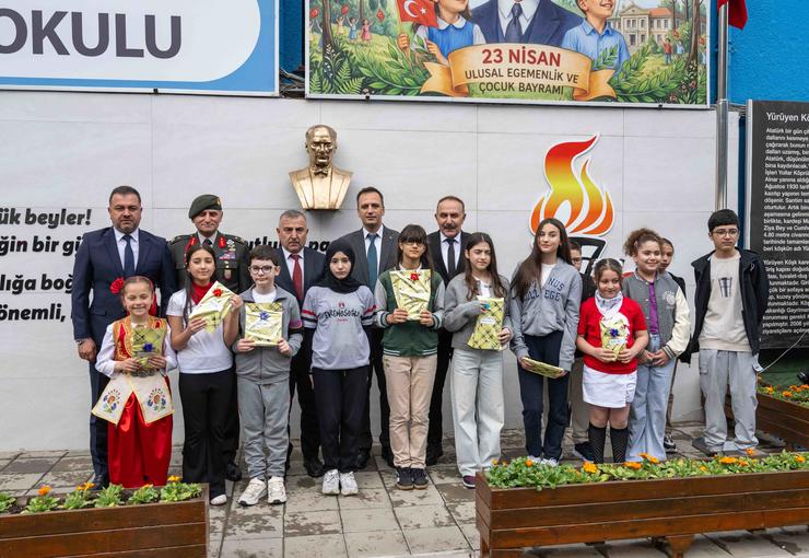 Bornova’da Belediye Başkanı Ömer Eşki, 23 Nisan kutlamalarında makamını temsili