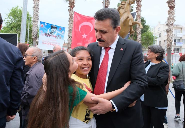 İzmir’in Dikili ilçesinde 23 Nisan Ulusal Egemenlik ve Çocuk Bayramı,