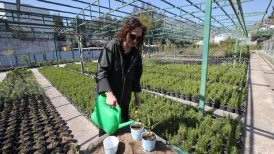 Karşıyaka Belediyesi, sürdürülebilirlik anlayışıyla ürettiği çiçek ve bitkilerle hem kenti