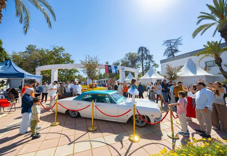 İzmir Büyükşehir Belediyesi ev sahipliğinde düzenlenen İZKİTAP - İzmir Kitap