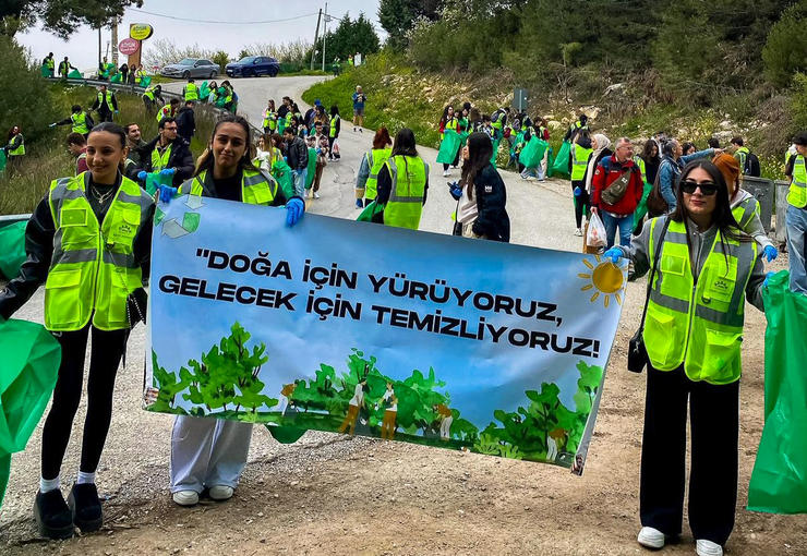 Bornova Belediyesi ve paydaş kurumların iş birliğiyle düzenlenen çevre temizliği