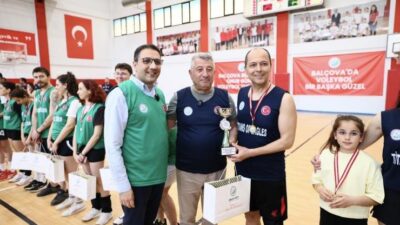 Balçova Belediyesi tarafından düzenlenen “Onur Günay Karma Voleybol Turnuvası”, iki