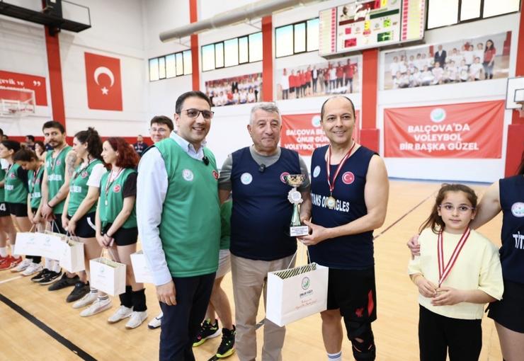 Balçova Belediyesi tarafından düzenlenen “Onur Günay Karma Voleybol Turnuvası”, iki