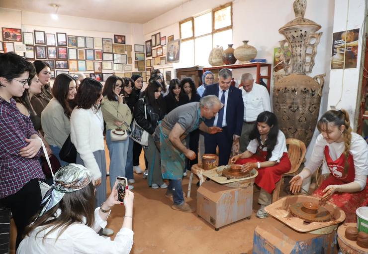 Geleceğin restorasyon uzmanları, sokak sağlıklaştırma projesiyle kent tarihini ayağa kaldırmak