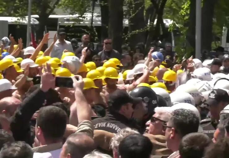 Günlerdir Ankara'da, Kurtuluş Parkı'nda hakları için direnişlerini sürdüren maden işçileri,