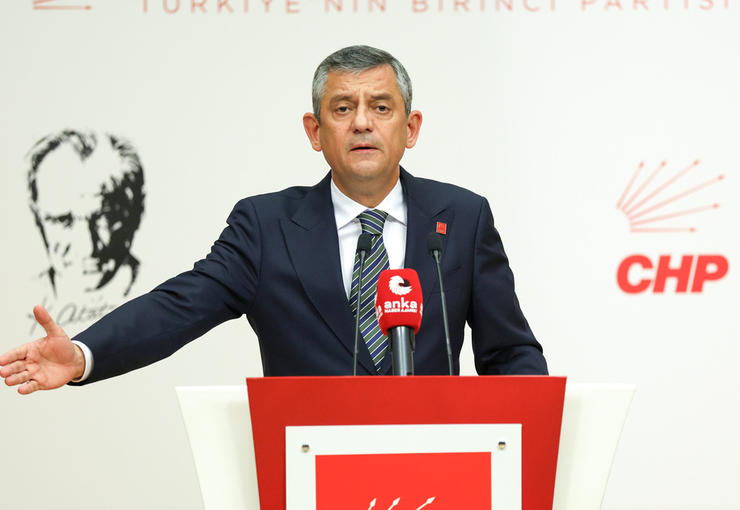 CHP Genel Başkanı Özgür Özel, belediyelere süren operasyonlara karşı Parti