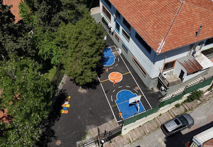 Konak Belediyesi’nin okul yollarına renk katan “Renkli Yol” uygulaması bu