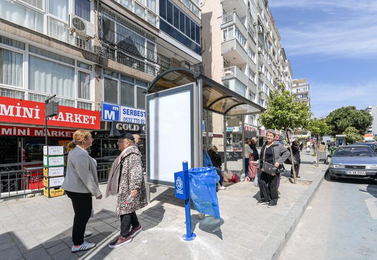 İzmir Büyükşehir Belediyesi ESHOT Genel Müdürlüğü’nün başlattığı uygulamayla otobüs durakları