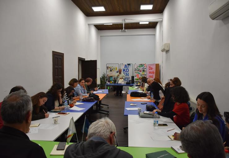 İzmir Büyükşehir Belediyesi’nin çatısı altında faaliyet gösteren Akdeniz Akademisi’nde Demokrasi