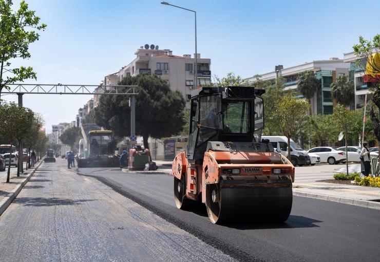 İzmir Büyükşehir Belediyesi Karşıyaka Girne Bulvarı’nda yol yenileme çalışması başlattı.