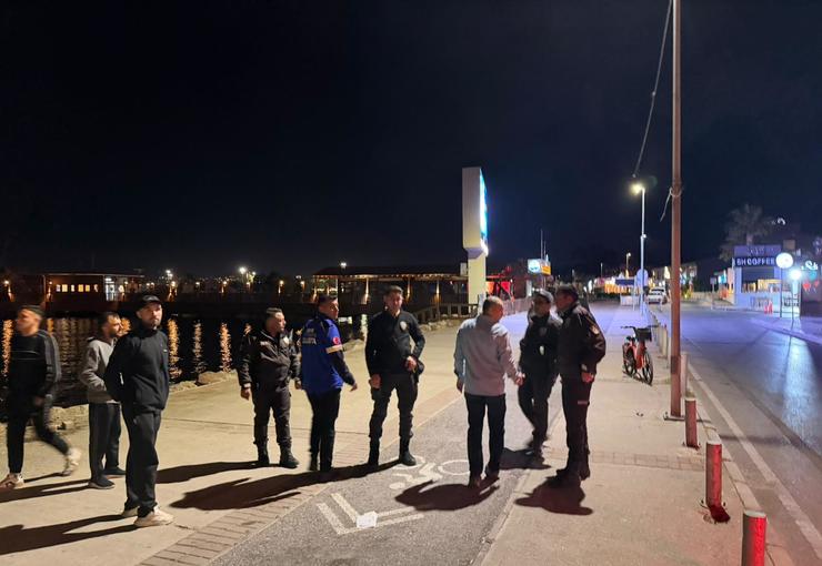 İnciraltı sahilinde fahiş fiyat uygulamalarıyla gündeme gelen seyyar satıcılara karşı