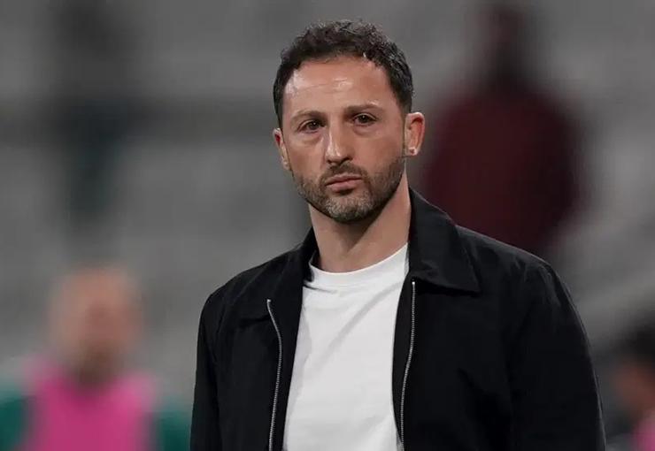 Fenerbahçeli taraftarlar, sarı-lacivertli ekibin yollarını ayırdığı İtalyan teknik direktör Domenico