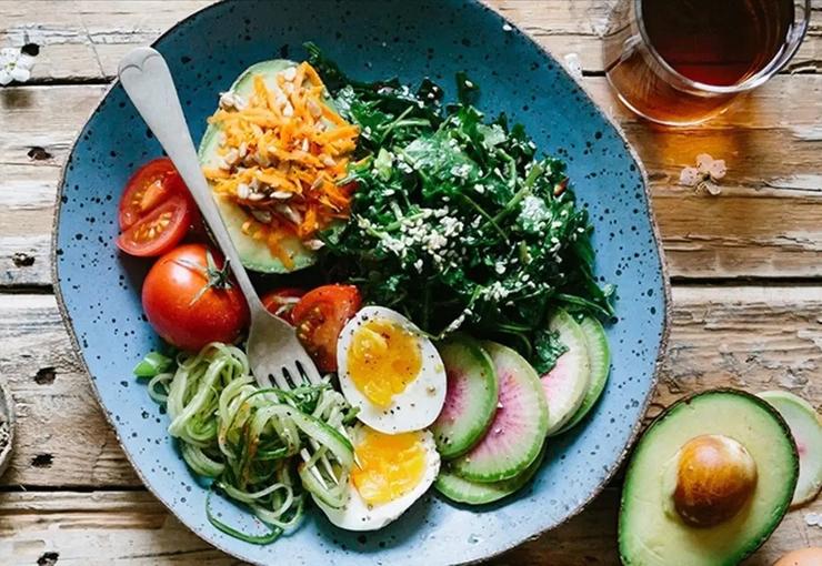 Toplumda yaygın olan ‘aç kalmadan zayıflanmaz’ inanışının yanlış olduğunu belirten