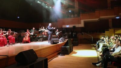 Ahmed Adnan Saygun Sanat Merkezi sahnesinde izleyiciyle buluşan ünlü tenor