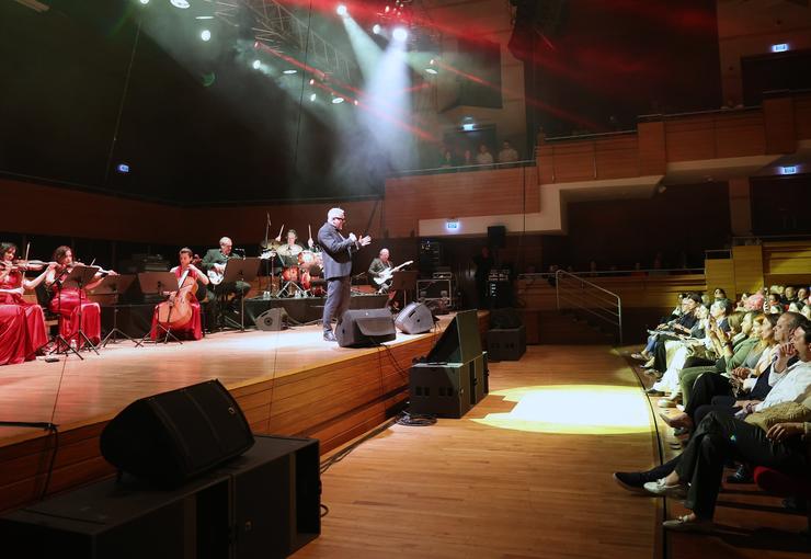 Ahmed Adnan Saygun Sanat Merkezi sahnesinde izleyiciyle buluşan ünlü tenor