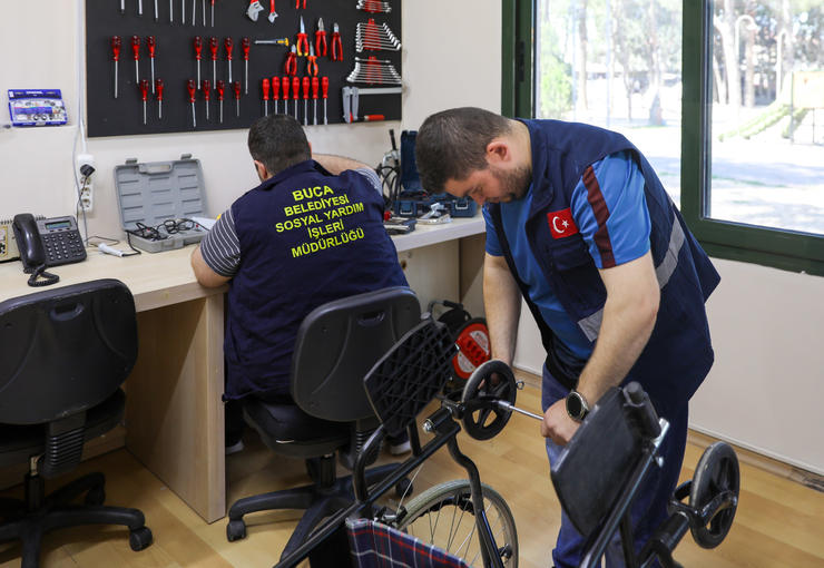 Buca Belediyesi, engelli vatandaşların günlük yaşamını kolaylaştıran hizmetlerini güçlendirmeye devam