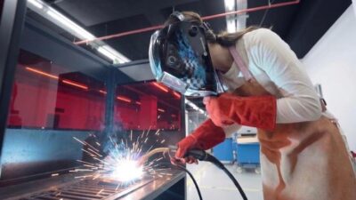 Konak Belediyesi’nin kadınlara yönelik düzenlediği, tabu yıkan mesleki kurslardan biri