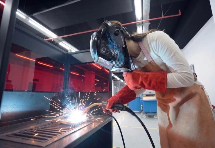 Konak Belediyesi’nin kadınlara yönelik düzenlediği, tabu yıkan mesleki kurslardan biri
