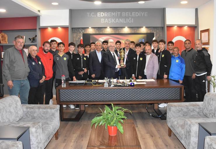 1966 Edremitspor altyapı U-15 takımı, gösterdiği başarılı performansla Balıkesir İl