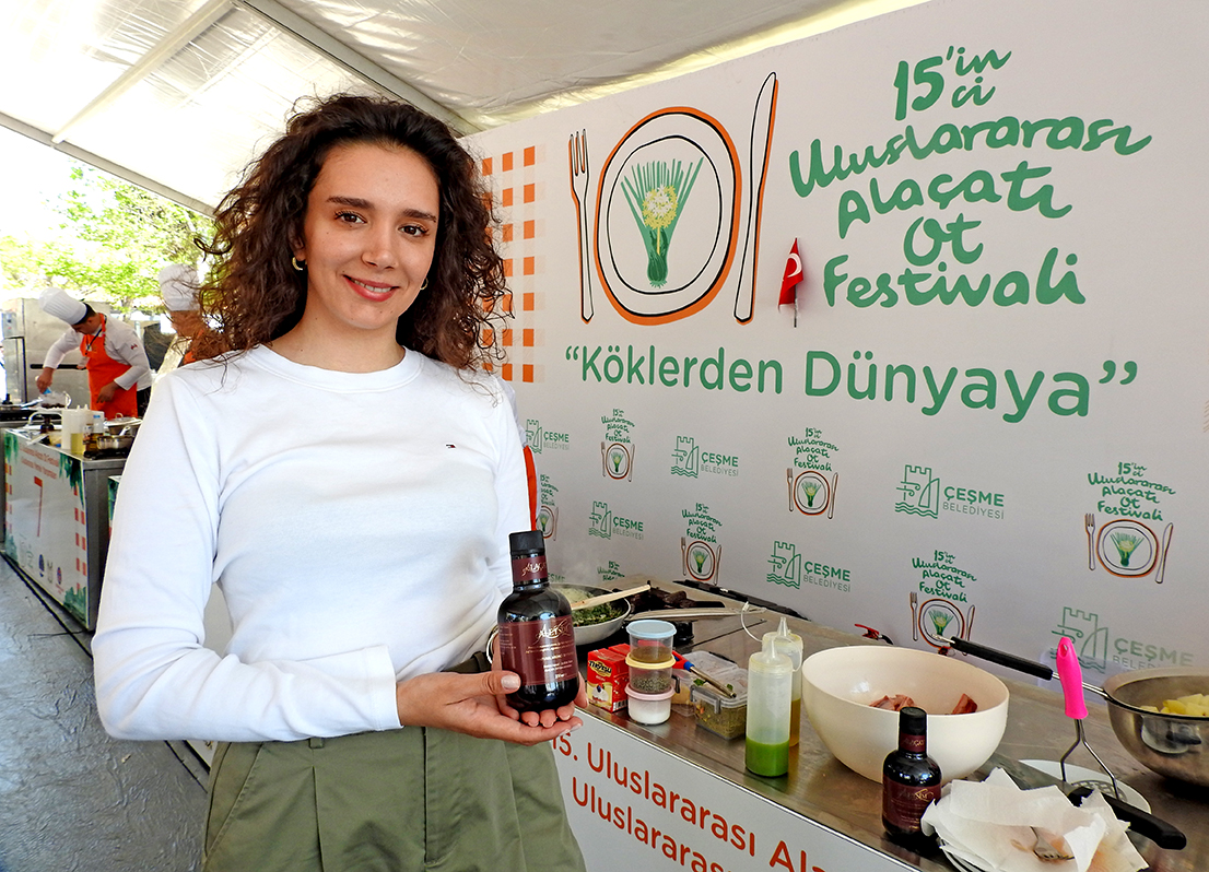 Alaçatı’da kendi zeytinliklerinden elde ettiği zeytinyağını “Aleysim” markasıyla tüketicilerle buluşturan