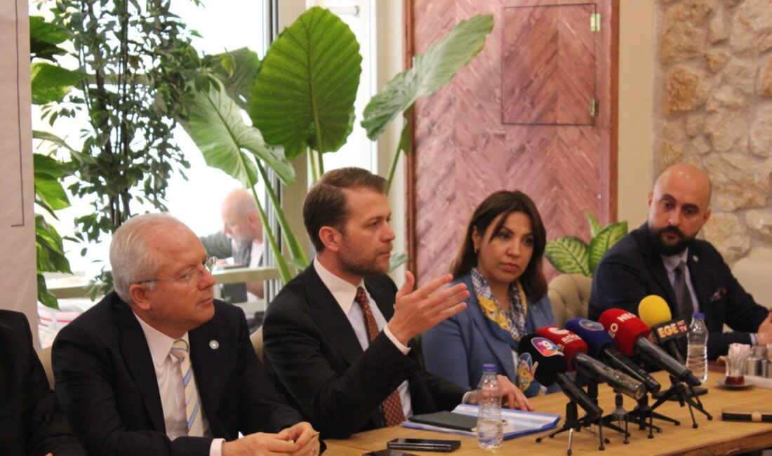 İYİ Parti İzmir teşkilatı tarafından düzenlenen basın kahvaltısında parti yöneticileri