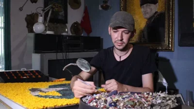 İzmirli genç sanatçı Semih Beceren, kumaş parçalarını kullanarak oluşturduğu sıra