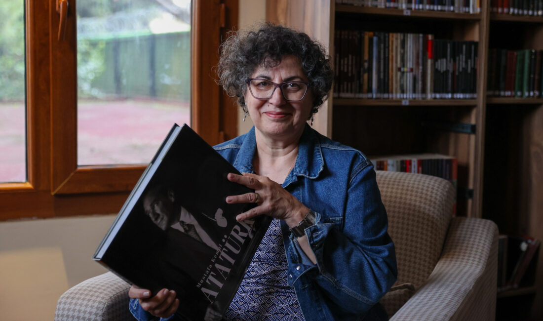 İspanyol kadın Cumhuriyet Kütüphanesi’nin hayranı oldu, yoldan geçerken keşfettiği kütüphanenin