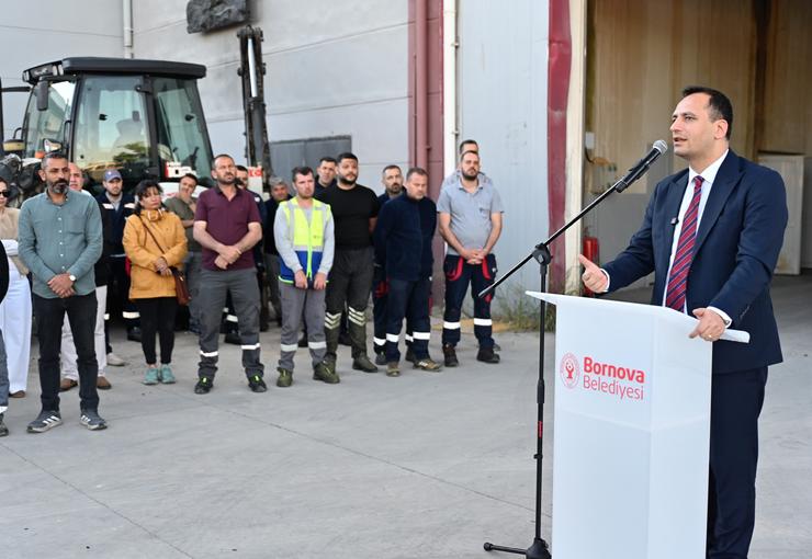 Bornova Belediye Başkanı Ömer Eşki, 1 Mayıs kapsamında belediye şantiyelerinde