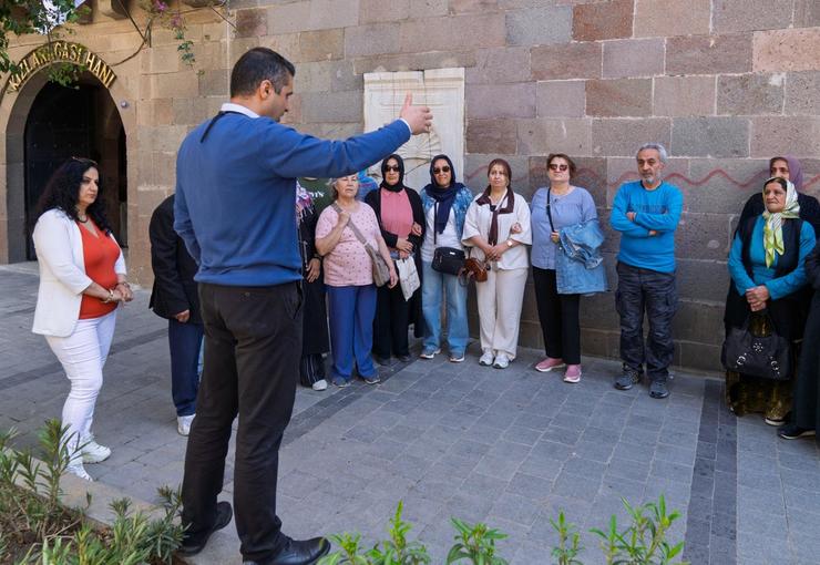 İzmir Büyükşehir Belediyesi’nin emeklilere yönelik sosyal ve ekonomik destekleri sürüyor.