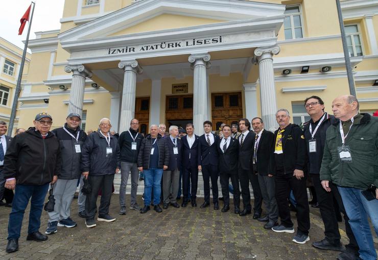 İzmir Büyükşehir Belediye Başkanı Dr. Cemil Tugay, İzmir Atatürk Lisesi’nin
