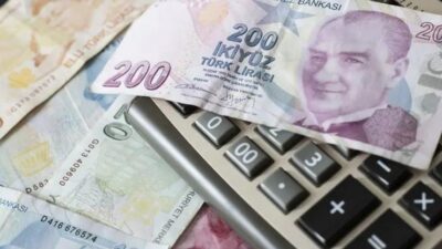 Enflasyon, memur ile memur emeklisine yılbaşında verilen zammı tamamen eritti.