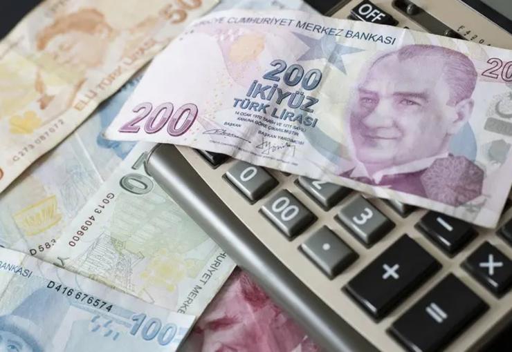 Enflasyon, memur ile memur emeklisine yılbaşında verilen zammı tamamen eritti.