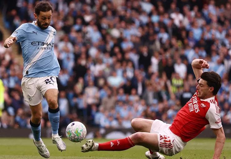 İngiltere Premier Lig ekiplerinden Manchester City'de forma giyen ve adı