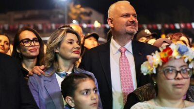 Menemen Belediyesi tarafından düzenlenen Hıdırellez Şenlikleri, on binleri aynı meydanda
